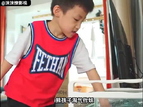 熊孩子毁手机新闻熊孩子被按在火锅里新闻-第2张图片-太平洋在线下载